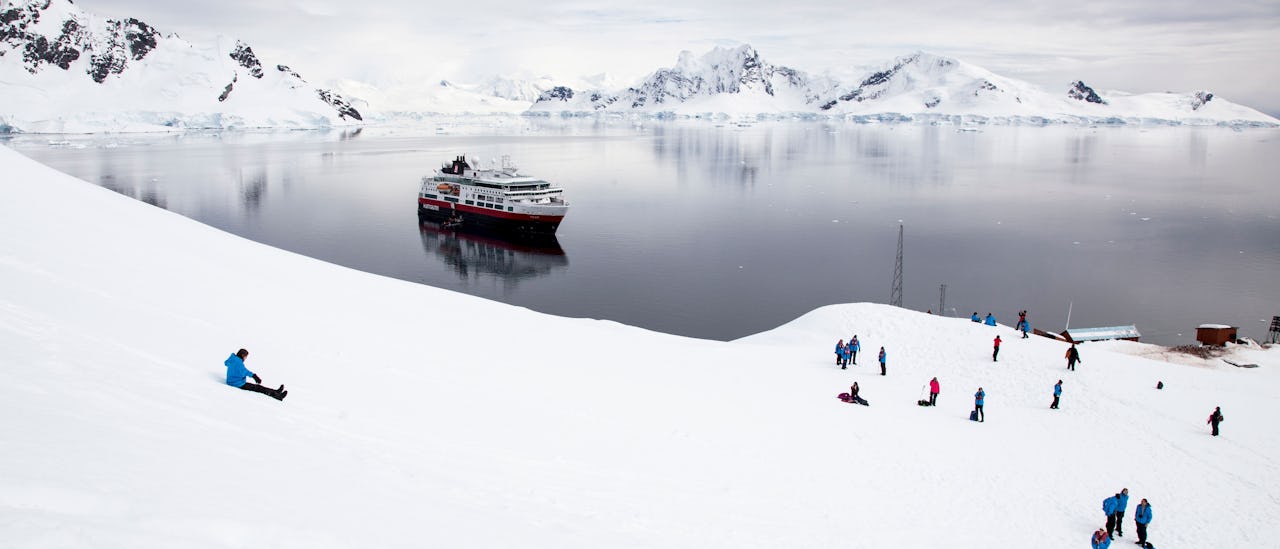 The themes for the expedition team changes according to season and destination